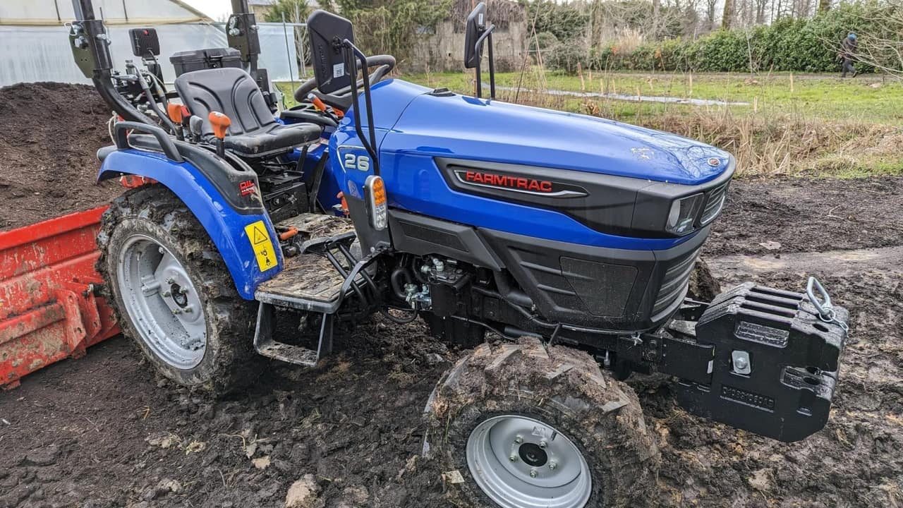 Microtracteur en action sur la microferme