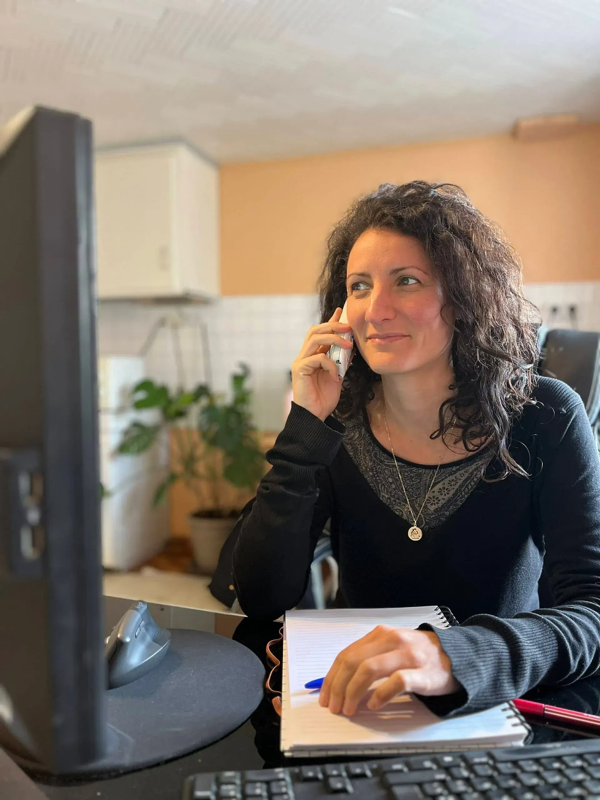 Nancy, au téléphone aux Jardins de la Valette