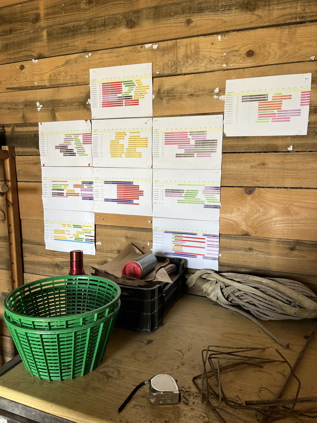 Plannings de cultures générés avec Qrop, imprimés et affichés dans l'atelier des Jardins de la Valette